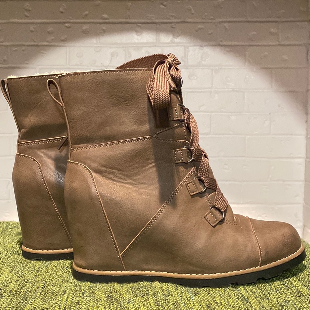 Universal Thread Covered Wedge Boots with Sherpa - vegan Leather - Women’s Sz 11